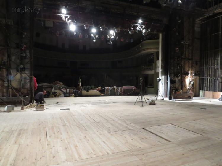 В Мариупольском театре, не завершившись, остановлен ремонт главной сцены (ФОТО+ВИДЕО)