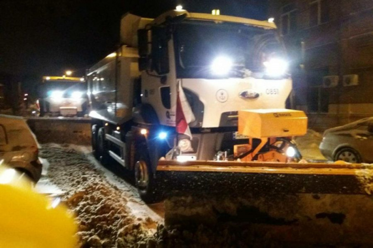Снегоочистительные работы в Мариуполе начались еще ночью (ФОТО)