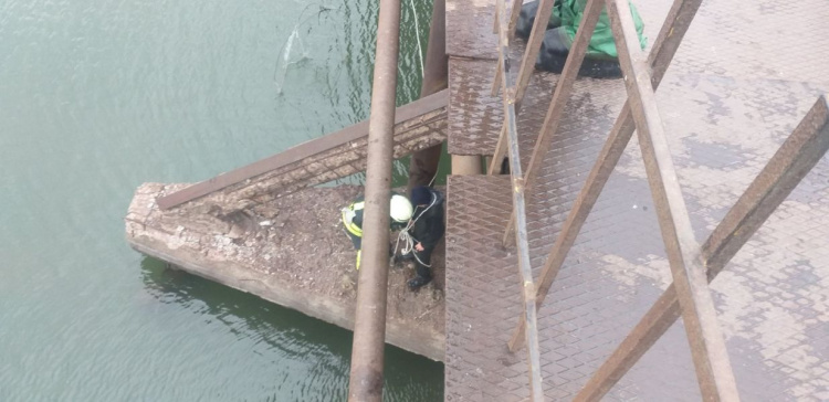 Мариуполец во время рыбалки упал с моста в реку