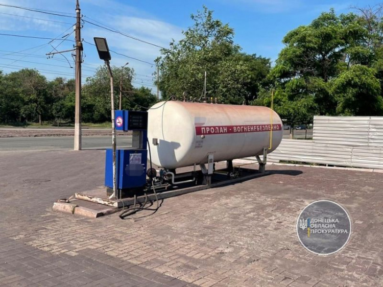 В Мариуполе на четырех АЗС изъяли 30 тонн бензина сомнительного качества
