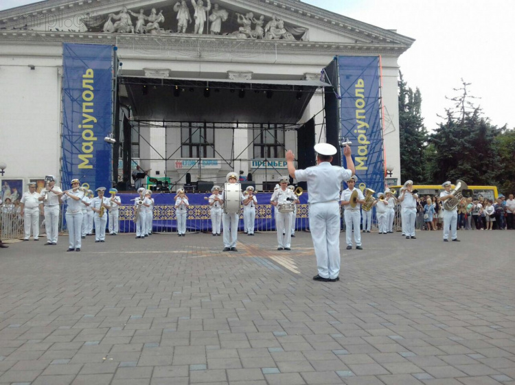 В Мариуполе 160 оркестрантов открыли торжества в честь освобождения города (ФОТО + ВИДЕО)