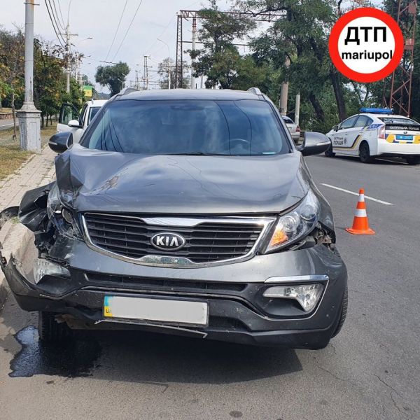 В Мариуполе легковушка «влетела» в припаркованный автомобиль: водителю стало плохо