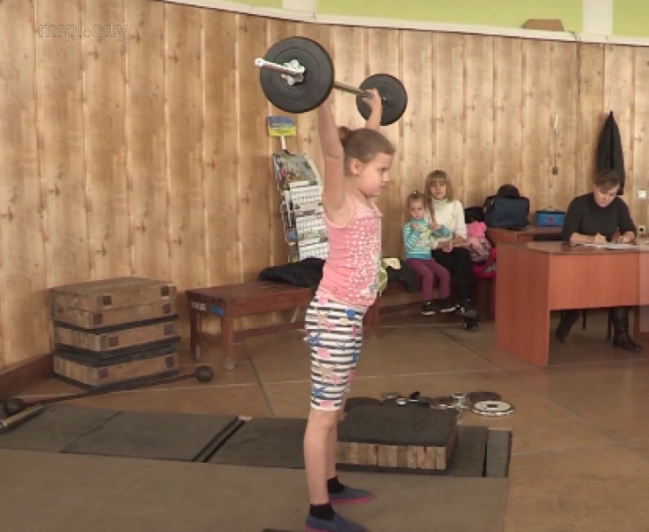 Мариупольские девочки осваивают тяжелую атлетику (ФОТО)