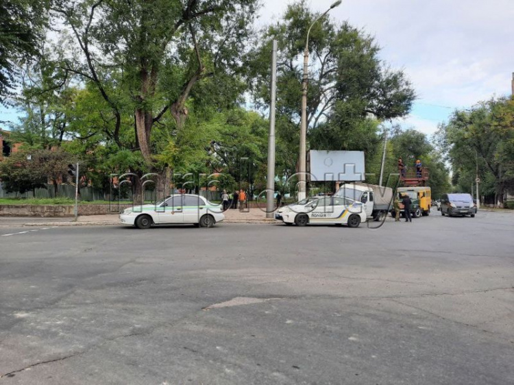 Водитель «BMW» с иностранным номером снес светофор и дорожные знаки в центре Мариуполя (ДОПОЛНЕНО)