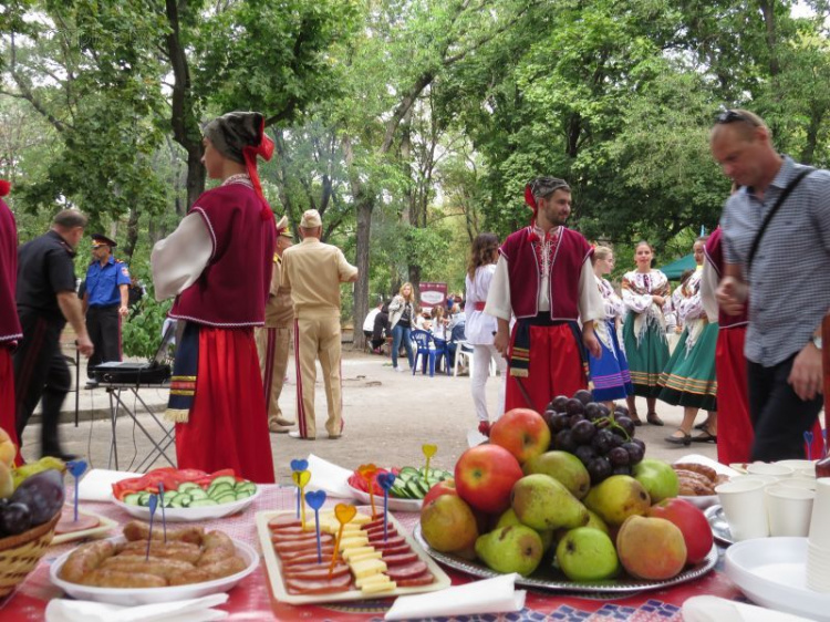 День Мариуполя: Пир горой, танцы, аромат Востока  и разноцветные  краски на лицах (ФОТОРЕПОРТАЖ)