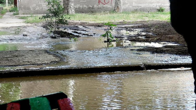 Аварийный порыв водопровода в Мариуполе: вода заливает двор многоэтажки (ФОТОФАКТ)