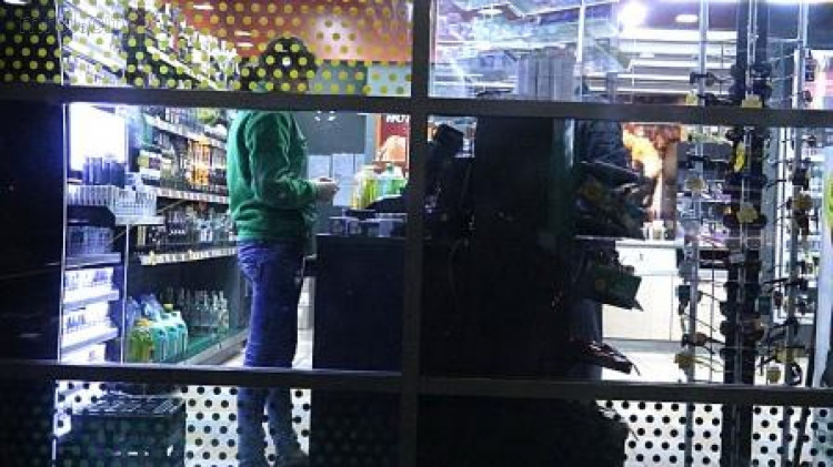 В Мариуполе четыре магазина попались на ночной торговле спиртным (ФОТО)