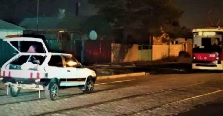 В Мариуполе автомобили сбили военного на «зебре» и пьяного пешехода