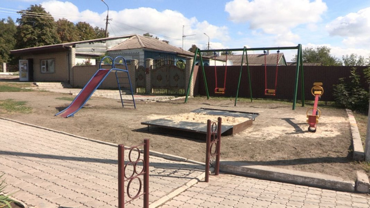 Фонтан, лавочки и детская площадка: как преобразился поселок Мариуполя