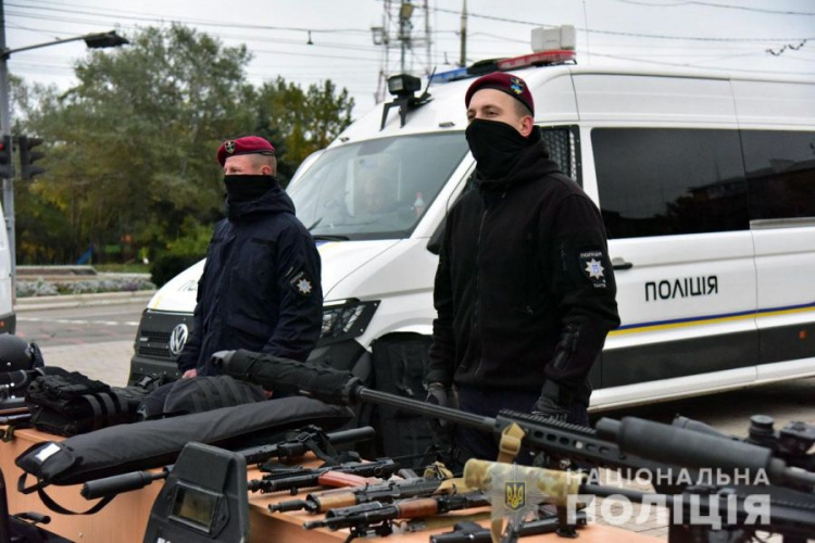 Мариупольцам показали полицейскую технику и оружие в честь Дня защитников и защитниц