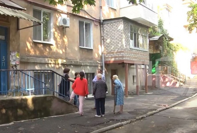 Жильцам проблемных домов в Мариуполе помогли депутаты и коммунальщики
