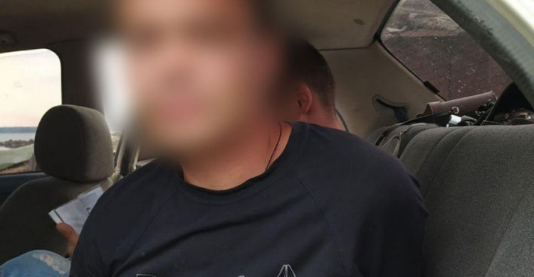 Под Мариуполем рецидивист снял с дома шесть пластиковых окон: полиция поймала мужчину «на горячем»