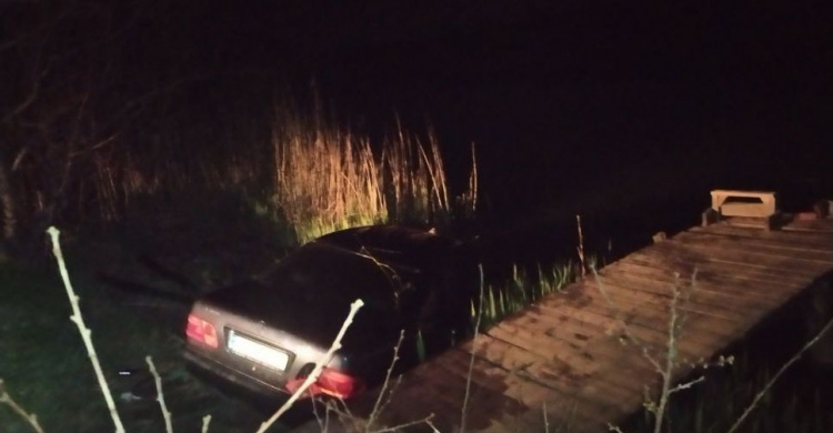 На Донетчине автомобиль скатился в воду. Спасая ребенка утонул полицейский (ФОТО)