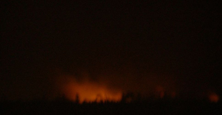 Мариупольский «Восточный» накрыло дымом от пожаров после обстрелов «Градами» передовой (ФОТО)