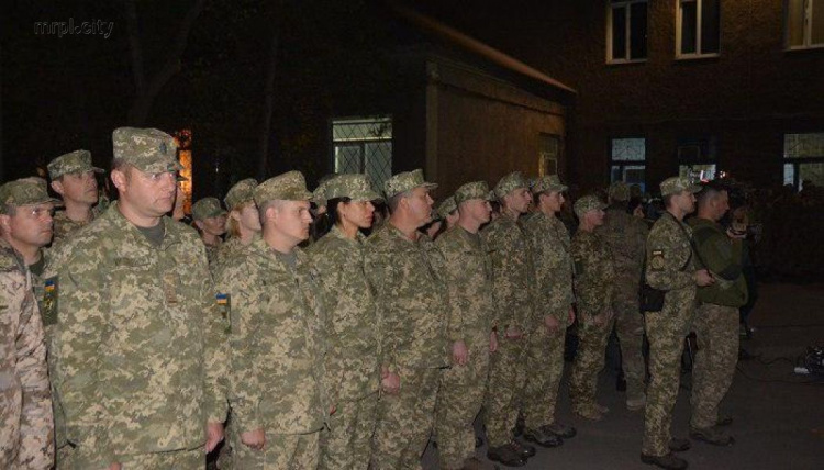 Петр Порошенко в Мариуполе посетил военный госпиталь и подарил 20 машин (ФОТО)