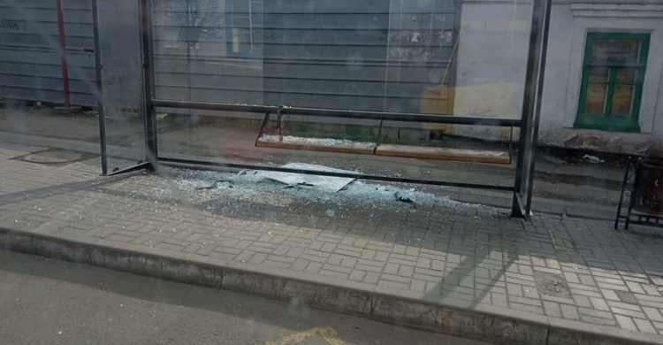 В Мариуполе неизвестные разбили стеклянную остановку (ФОТОФАКТ)