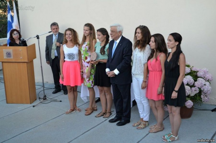 Мариупольские студентки стали призерами конкурса и получили награды на Крите из рук Президента Греции (ФОТО)