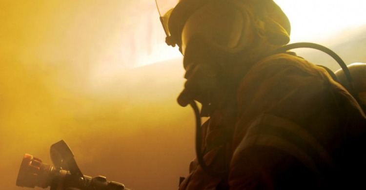 В Мариуполе на рыночный пожар ночью выехало 8 нарядов пожарных