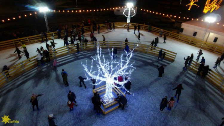 С высоты птичьего полета: новогодний Мариуполь в огнях праздничной иллюминации (ФОТО)