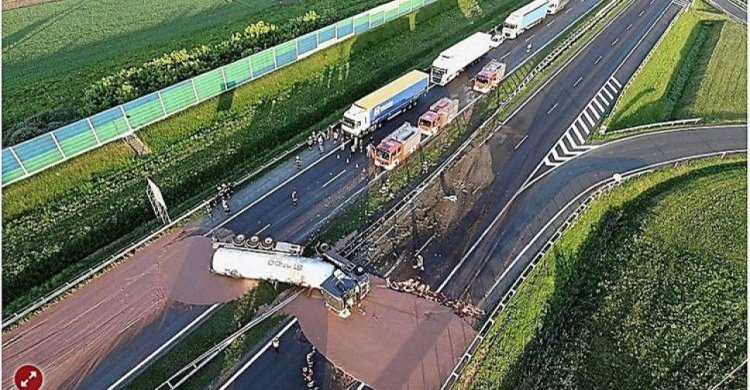 «Сладкая» авария: в Польше перевернулся грузовик с тоннами шоколада (ФОТО+ВИДЕО)