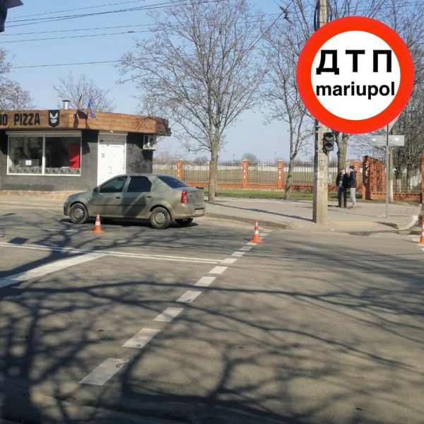 Переходил дорогу на «красный»: в Мариуполе пешеход попал под машину