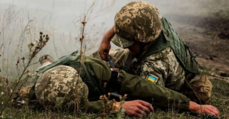В Донбассе подорвались двое украинских военных