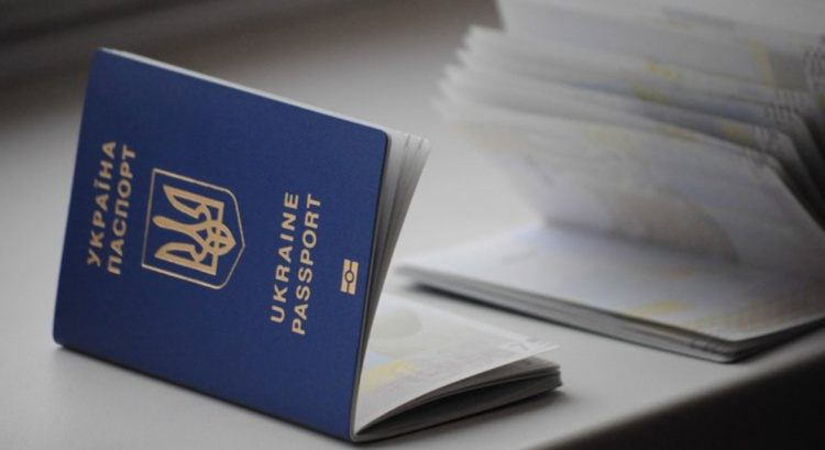 Чи видаватимуть українцям паспорти за кордоном: всі подробиці та реакція країн ЄС