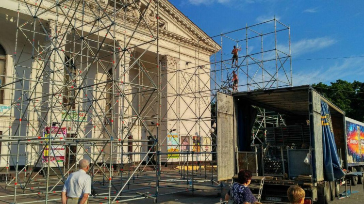 Центр Мариуполя готовят к праздничному концерту ко Дню металлурга (ФОТОФАКТ)