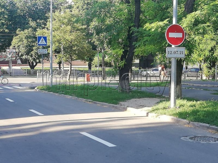 В центре Мариуполя появились новые дорожные знаки. Автомобилисты рискуют и едут «против шерсти»