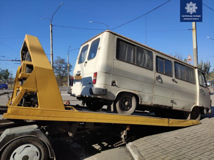 В Мариуполе с тротуара на штрафплощадку забрали несколько автомобилей