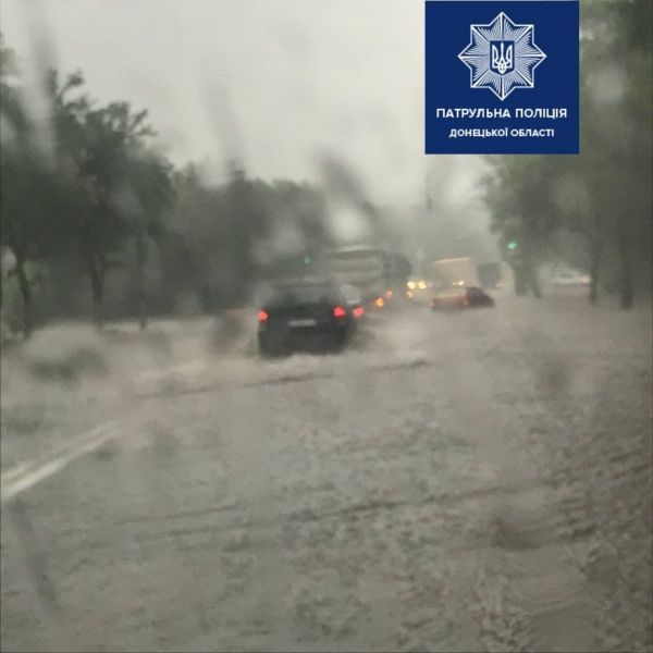 В Мариуполе дождевая вода затопила дороги. Где невозможно проехать?