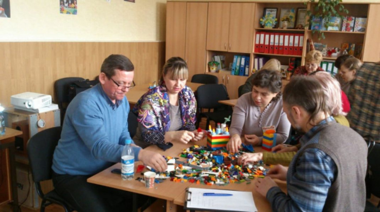 Первоклассникам Новой украинской школы на Донетчине подарят игровые наборы LEGO Play Box