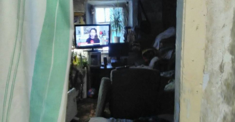 В Мариуполе семья с маленькими детьми живет в доме с голыми стенами и антисанитарией (ФОТО)