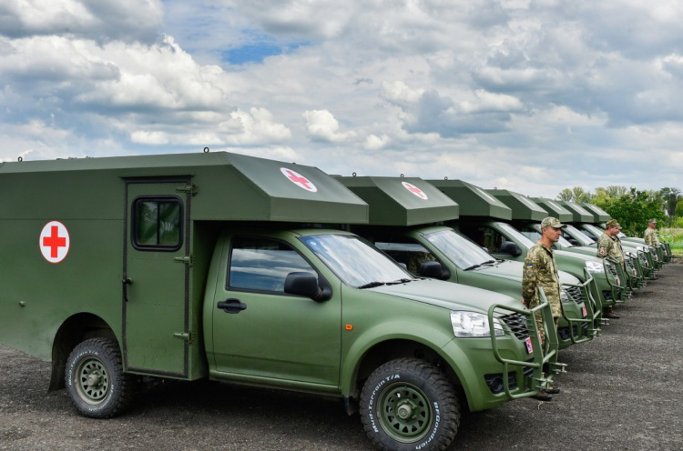 Военным медикам в Донбассе передали более 20 санитарных автомобилей (ФОТО)