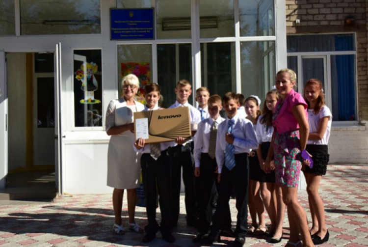 Арсен Аваков подарил мариупольской школе-интернату №2 новые ноутбуки (ФОТО)