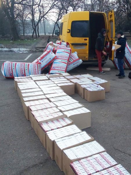 Из оккупированного Донбасса завезли тысячи ящиков сигарет на миллионы гривен (ФОТО+ВИДЕО)