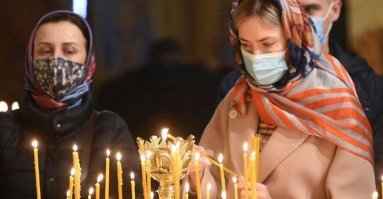 С открытыми дверями, но без целования святынь. О чем договорились украинские чиновники и духовенство в преддверии Пасхи