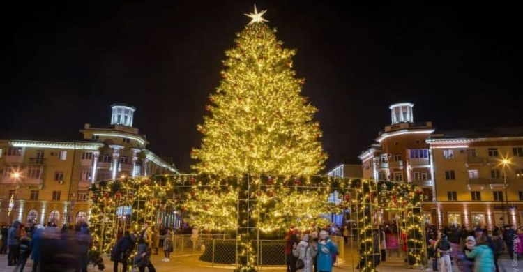 Мариупольскую елку признали самой красивой в Украине
