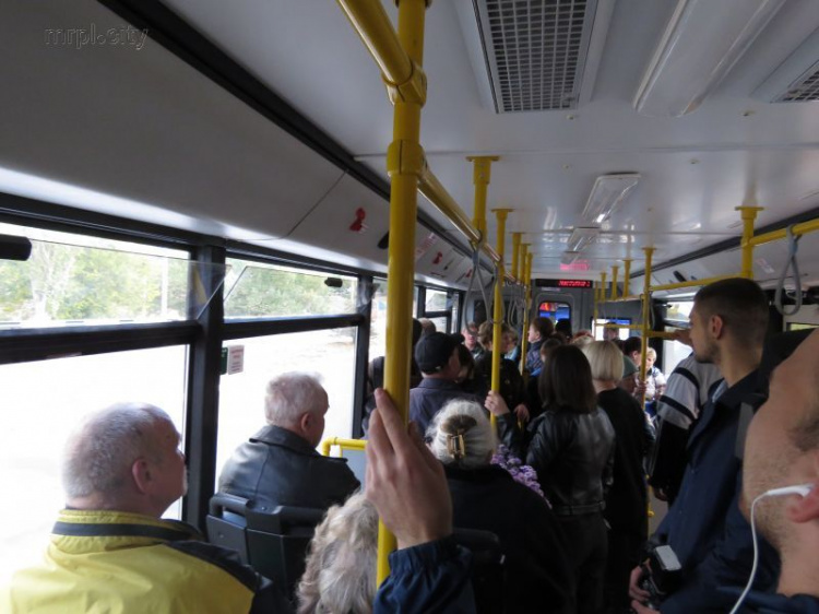 Заместитель мэра Мариуполя прокатился в общественном транспорте и послушал мнение пассажиров (ФОТО)