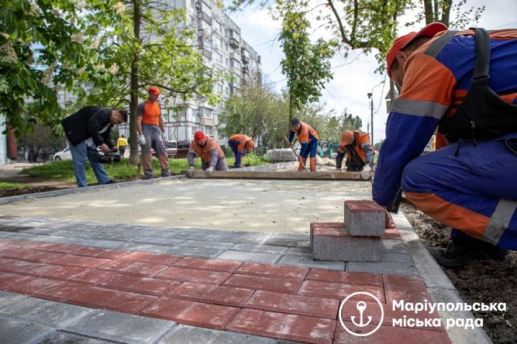 Программа «Охайне місто»: на мариупольском проспекте обновляют тротуар