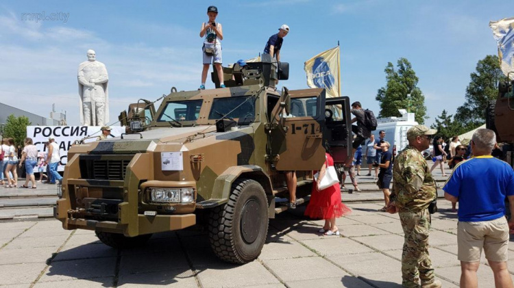 Мастер-классы и уроки военного дела: Мариуполь празднует День освобождения (ФОТО)