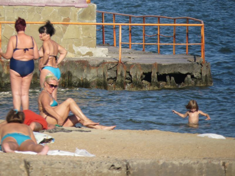Бабье лето. Мариупольцы массово вернулись на пляжи и продолжили купальный сезон (ФОТОФАКТ)