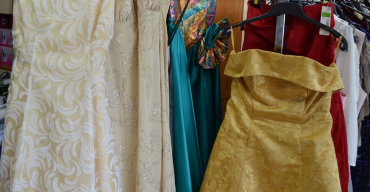 Мариупольцев призывают поделиться платьями и костюмами с малообеспеченными выпускниками (ФОТО)