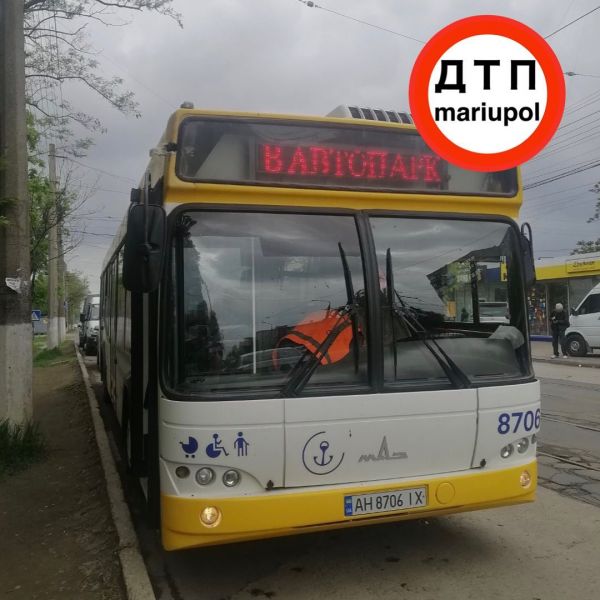 В Мариуполе пассажирский автобус врезался в остановку