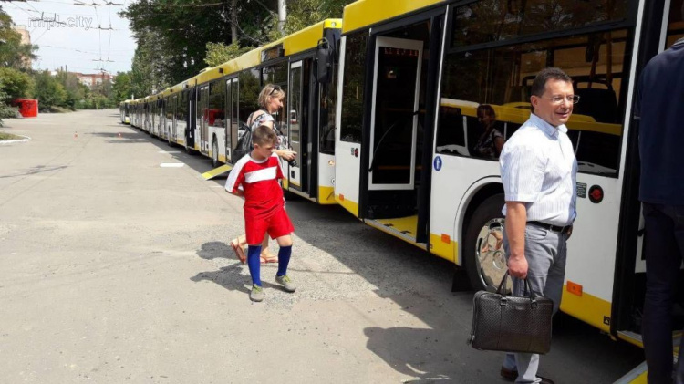 Новые «гармошки» уже в городе: в Мариуполь прибыли еще 15 минских автобусов (ФОТО)