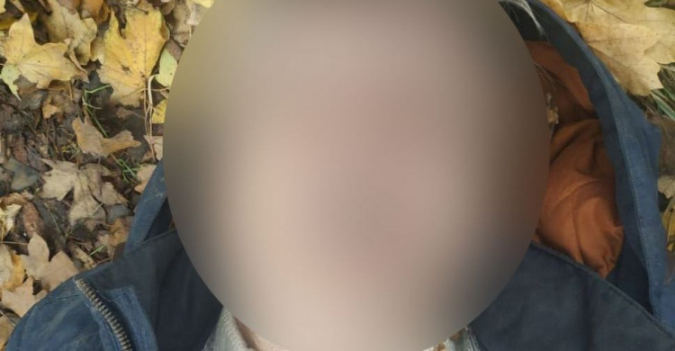 Возле горбольницы в Мариуполе нашли тело мужчины. Горожан просят помочь с опознанием (18+)