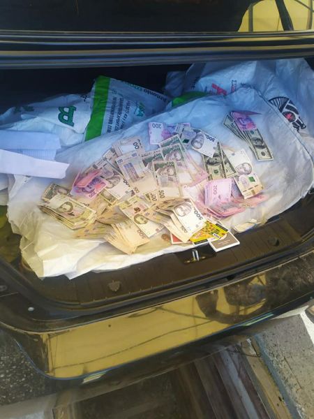 Через КПВВ Донбасса за взятку пытались вывезти большие суммы денег