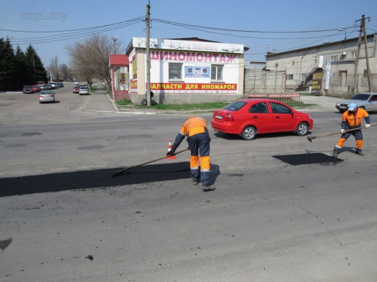 Стал известен масштаб затрат на реставрацию разбитых дорог Мариуполя (ФОТО+ВИДЕО)