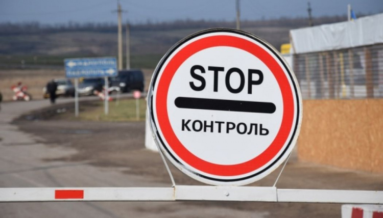 С начала года граждане более 130 раз предлагали взятки на КПВВ Донбасса