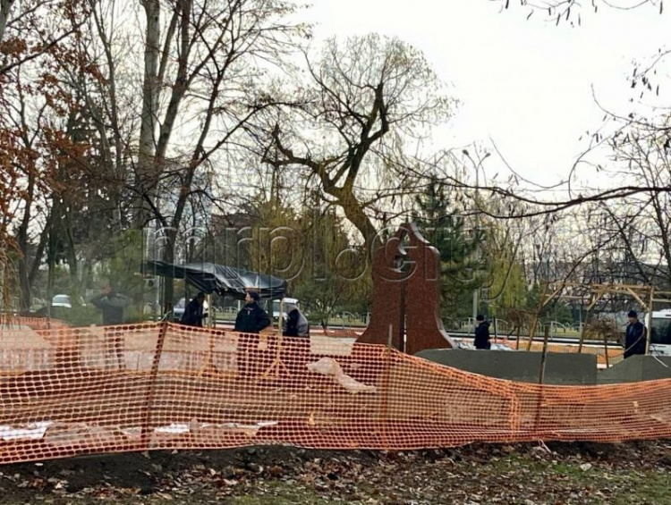Какие работы ведут у мариупольского памятника жертвам Чернобыльской трагедии?